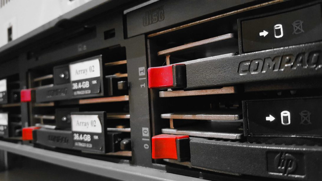 Pierwsza szafa Rack z cichym serwerem w przestrzeni biurowej