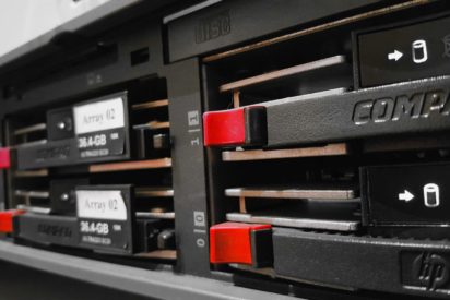 Pierwsza szafa Rack z cichym serwerem w przestrzeni biurowej