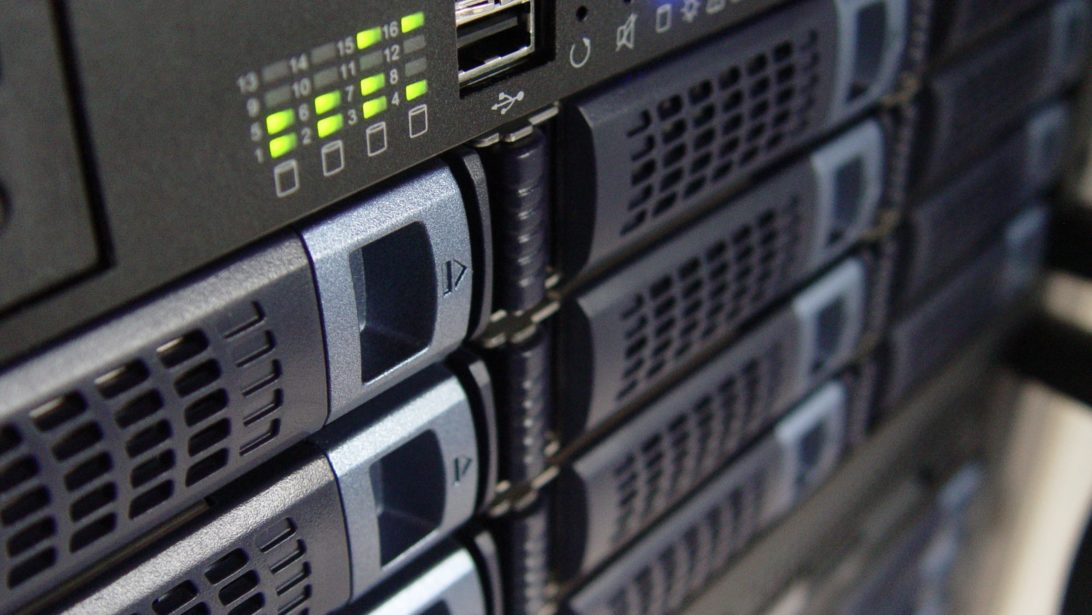 Porównanie Windows Server 2025 czy Linux w serwerowni MŚP