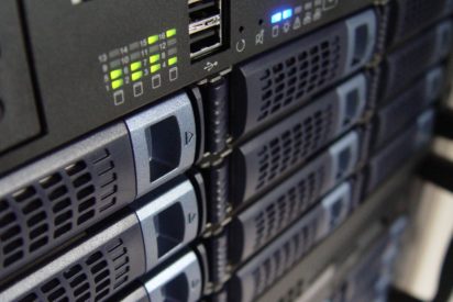Porównanie Windows Server 2025 czy Linux w serwerowni MŚP